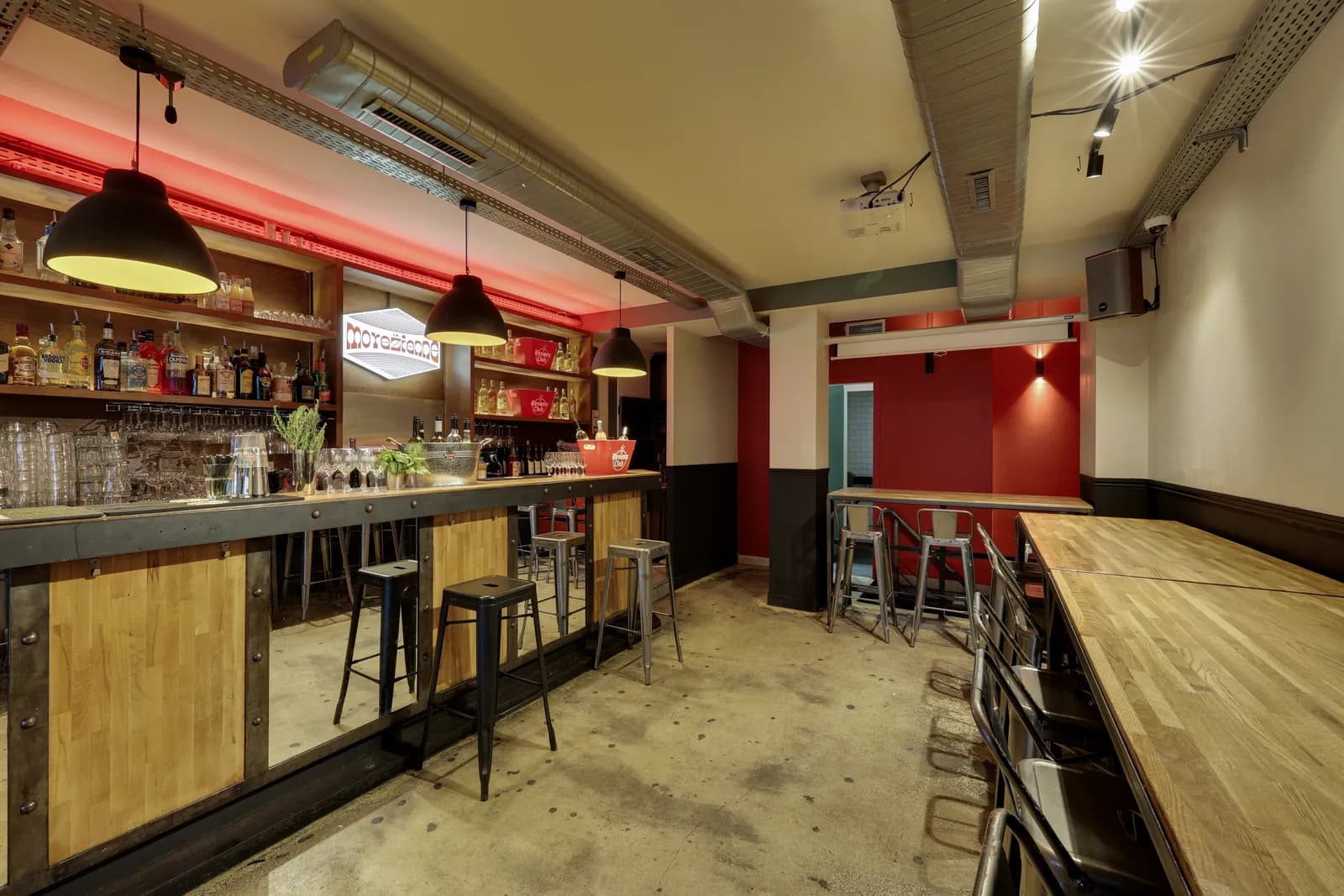 Le bar et son mur rouge