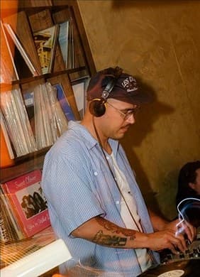 Set de platines devant le bac a vinyles